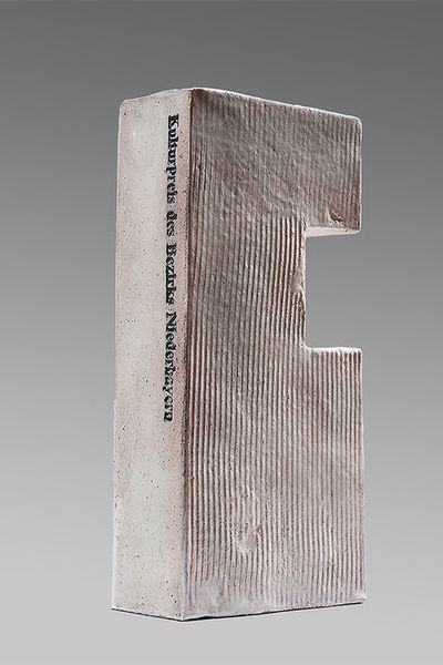 Kulturpreis-Skulptur in Form eines Ziegelsteins.