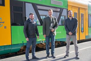 Bezirkstagspräsident Dr. Olaf Heinrich (m.) mit Eugen Rubinstein (l.) (Bereichsleiter Markt und Mitglied der Geschäftsführung der Länderbahn) und Michael Pfeffer  (Marketing und Vertrieb).