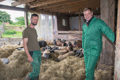 Ludwig Scherm (l.) führte Bezirkstagspräsident Dr. Olaf Heinrich durch seinen landwirtschaftlichen Betrieb in Höllmannsried bei Kirchberg im Wald.