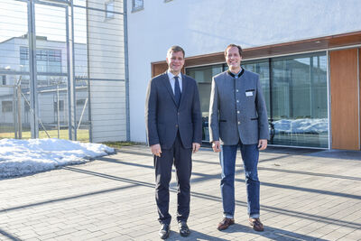 Bezirkstagspräsident Dr. Olaf Heinrich (l.) und der Chefarzt der Forensik in Mainkofen, Dr. Johannes Schwerdtner (r.).
