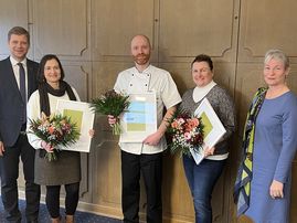 Bezirkstagspräsident Dr. Olaf Heinrich (l.) überreichte die Urkunden für das erfolgreiche Coaching an, (v.l.) Hildegard Zißler, Benjamin Hepperle und Margit Huber. Es gratuliert auch Dorothee Trauzettel (r.), die für die Qualifizierung verantwortlich war. 