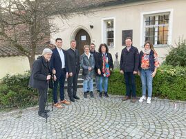 v.l.n.r.: Wolfgang Hammer, Bürgermeister Andreas Liebl, Bezirkstagspräsident Dr. Olaf Heinrich, Angelika Selmer, Bernd Wenisch, Burgmuseumsvorsitzende Elisabeth Vogl, Matthias Kutzner und Isabella Biederer