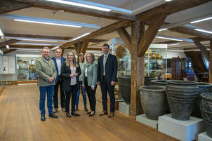 Bezirkstagspräsident Dr. Olaf Heinrich (v.r.), Bezirksrätin Monika Maier, Dr. Cindy Drexl, Kulturreferat des Bezirks, Bezirksheimatpfleger Dr. Maximilian Seefelder (l.), Museumsleiter Dr. Matthias Witzleb und Bürgermeisterin Sibylle Entwistle (2.u.3.v.l.)