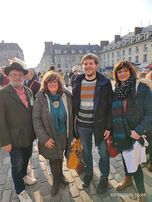 Michael Bock (2. v.r.) und die Vorsitzende des Partnerschaftsvereins Liancourt-Mainburg, Patricia Camberlin (2. v.l.), trafen sich in Compiègne auf ein bayerisches Bier. 