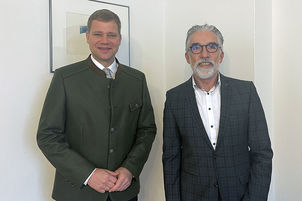v.l.: Bezirkstagspräsident Dr. Olaf Heinrich empfing kürzlich Johann Beck, den neuen Leiter der Agentur für Arbeit Landshut-Pfarrkirchen, zu einem Antrittsbesuch.