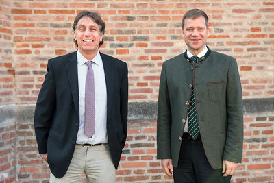 Michael Zehentbauer (links) und Bezirkstagspräsident Dr. Olaf Heinrich (rechts).