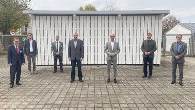 Im Bild von links Josef Fröschl, Direktor der Bezirksverwaltung, Thomas Klement, scheidender Krankenhausdirektor, Stefan Eichmüller, Leiter des Referats Gesundheitseinrichtungen, Pflegedirektor Walter Blüml, Hans Muhr, Krankenhausdirektor, Bezirkstagspräsident Dr. Olaf Heinrich und Prof. Dr. Joachim Nitschke, Ärztlicher Direktor