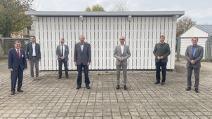 Im Bild von links Josef Fröschl, Direktor der Bezirksverwaltung, Thomas Klement, scheidender Krankenhausdirektor, Stefan Eichmüller, Leiter des Referats Gesundheitseinrichtungen, Pflegedirektor Walter Blüml, Hans Muhr, Krankenhausdirektor, Bezirkstagspräsident Dr. Olaf Heinrich und Prof. Dr. Joachim Nitschke, Ärztlicher Direktor