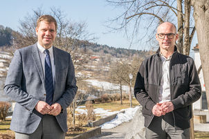 Krankenhausdirektor Hans Muhr (r.) und Bezirkstagspräsident Dr. Olaf Heinrich (l.). 
