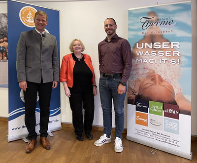Über das neue Energiekonzept sprach Bezirkstagspräsident Dr. Olaf Heinrich (v. l.) unter anderem mit der Vorsitzenden des Bau- und Werkausschusses, Margret Tuchen und PEG-Planer Sebastian Huber. 