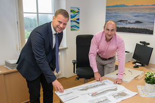 Bürgermeister Ernst Kandlbinder (r.) erklärte Bezirkstagspräsident Dr. Olaf Heinrich das Konzept des sozialen Wohnungsbaus in Mauth.