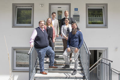 Caritas-Vorstand Josef Bauer (v.l.), Gruppenleiterin Maria Petzi, Bürgermeister Martin Pichler, Bezirkstagspräsident Dr. Olaf Heinrich, Caritas-Vorständin Alexandra Aulinger-Lorenz sowie Fachgebietsleiter Wolfgang Gaßler