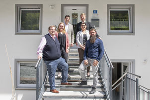 Caritas-Vorstand Josef Bauer (v.l.), Gruppenleiterin Maria Petzi, Bürgermeister Martin Pichler, Bezirkstagspräsident Dr. Olaf Heinrich, Caritas-Vorständin Alexandra Aulinger-Lorenz sowie Fachgebietsleiter Wolfgang Gaßler