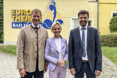 Zeigten sich von den Experten-Vorschlägen überzeugt: Bezirkstagspräsident Dr. Olaf Heinrich (v.l.), Werkausschuss-Vorsitzende Cornelia Wasner-Sommer und Bezirksbaumeister Matthias Kopf. 