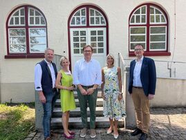 Besichtigten die Baustelle der Artothek (von links): Bezirksrat Franz Schreyer, Bezirksrätin Cornelia Wasner-Sommer, Bezirkstagsvizepräsident Dr. Thomas Pröckl, Bezirksrätin Renate Wasmeier und Bezirksheimatpfleger Dr. Clemens Knobling. 