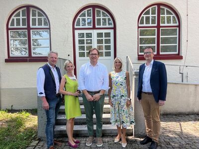 Besichtigten die Baustelle der Artothek (von links): Bezirksrat Franz Schreyer, Bezirksrätin Cornelia Wasner-Sommer, Bezirkstagsvizepräsident Dr. Thomas Pröckl, Bezirksrätin Renate Wasmeier und Bezirksheimatpfleger Dr. Clemens Knobling. 