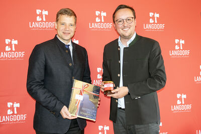 Bezirkstagspräsident Dr. Olaf Heinrich (l.) und Langdorfs Bürgermeister Michael Englram. 