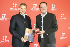 Bezirkstagspräsident Dr. Olaf Heinrich (l.) und Langdorfs Bürgermeister Michael Englram. 