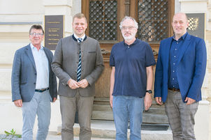 Dr. Olaf Heinrich (2.v.l.) mit (v.l.) Jürgen Handschuch vom Landshuter Netz-werk, Peter Weiß, der Vorsitzende des Bezirksausschusses des Bezirksverbandes Niederbayern-Oberpfalz sowie Johannes Bischof, der neue Geschäftsführer des BV Niederbayern/Oberpfalz.