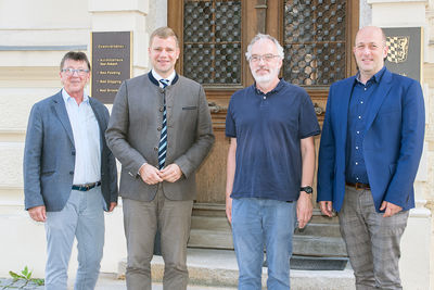 Dr. Olaf Heinrich (2.v.l.) mit (v.l.) Jürgen Handschuch vom Landshuter Netz-werk, Peter Weiß, der Vorsitzende des Bezirksausschusses des Bezirksverbandes Niederbayern-Oberpfalz sowie Johannes Bischof, der neue Geschäftsführer des BV Niederbayern/Oberpfalz.