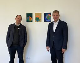 Ärztlicher Direktor Prof. Johannes Hamann (l.) und Bezirkstagspräsident Dr. Olaf Heinrich