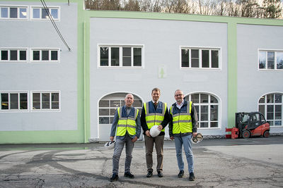 Geschäftsführer Andreas Noack (v. r.), Bezirkstagspräsident Dr. Olaf Heinrich und Karl Augustin, Leiter Produktmanagement und Marketing auf dem Gelände der Firma Pfleiderer, die seit 1881 in Teisnach Papier produziert.