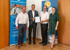 (v. l.) Lebenshilfe Vorstandsvorsitzender Peter Summer, Bezirkstagspräsident Dr. Olaf Heinrich, Geschäftsführer der Lebenshilfe Johannes Fauth, und Katrin Landes für die Niederbayerische Thermengemeinschaft