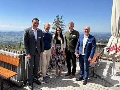(v. li. n. re.) Landrat Sebastian Gruber, Keynote-Speaker Benedikt Böhm, Netzwerkmanagerin Jaroslava Pongratz, Bezirkstagspräsident Dr. Olaf Heinrich und EDM-Geschäftsführer Kaspar Sammer.