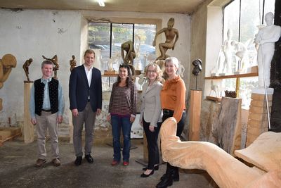 I Künstlerin Martina Kreitmeier (Mitte) freute sich über den Besuch von Bürgermeister Johann Schreff (v.l.), Bezirkstagspräsident Dr. Olaf Heinrich, Bezirksrätin Monika Maier und Gemeinderätin Andrea Czink.