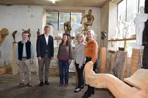 I Künstlerin Martina Kreitmeier (Mitte) freute sich über den Besuch von Bürgermeister Johann Schreff (v.l.), Bezirkstagspräsident Dr. Olaf Heinrich, Bezirksrätin Monika Maier und Gemeinderätin Andrea Czink.