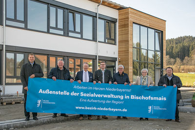 Bezirkstagspräsident Dr. Olaf Heinrich (v. l.), Bürgermeister Walter Nirschl, stellvertretender Landrat Helmut Plenk, Michael und Bernhard Mader, Mader Bau GmbH, Landrätin Rita Röhrl und Hermann Baier, Geschäftsleiter der Sozialverwaltung 
