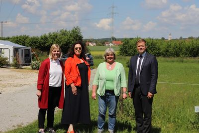 v.li: Bürgermeisterin Dagmar Feicht, RdG-Vorsitzende Alexandra Unertl-Bufler, Christiane Sigl (Arterhof) und Bezirkstagspräsident und ZV-Vorsitzender Dr. Olaf Heinrich. 