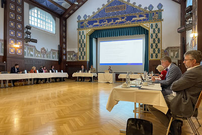 Der Bezirksausschuss tagte im Festsaal des Bezirksklinikums Mainkofen. 
