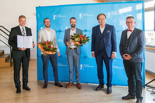 (v. l.): Bezirkstagspräsident Dr. Olaf Heinrich, Maximilian Graf und Sebastian Stanglmaier, Bauherren der instandgesetzten Klingsölde, Bezirkstagsvizepräsident Dr. Thomas Pröckl, und Bezirksheimatpfleger Dr. Maximilian Seefelder.