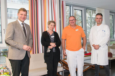 Bezirkstagspräsident Dr. Olaf Heinrich (v.l.) besichtigte zusammen mit Chefärztin Claudia Heuschneider, Stationsleiter Roland Dibold und Oberarzt Dr. Filip Radojevic die Tagklinik am Bezirksklinikum Passau. 