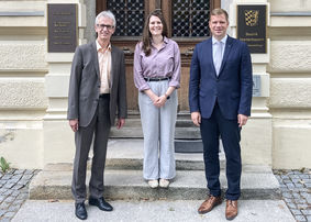 (v.l.) Dr. Dirk Blübaum, Leiter der Landesstelle für nichtstaatliche Museen in Bayern, Franziska Haar, Gebietsreferentin für Niederbayern und die Oberpfalz, und Bezirkstagspräsident Dr. Olaf Heinrich.