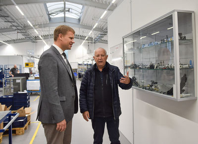 Karl Hacker (r.) führte Bezirkstagspräsident Dr. Olaf Heinrich durch die Produktionshallen am Standort Neuhausen bei Deggendorf.