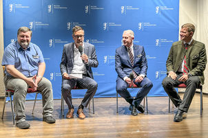 Von rechts Bezirkstagspräsident Dr. Olaf Heinrich, Carsten Clemens, Vorstandsvorsitzender der VR-Bank Landau-Mengkofen, Moderator Bertram Vogel und Max Riedl, Gründungsberater im Genossenschaftsverband Bayern.