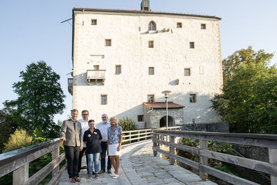 Vor der Burg Saldenburg (v.l.) Bezirkstagspräsident Dr. Olaf Heinrich, Marko Junghänel, Pressesprecher des Landesverbandes des Jugendherbergswerk Bayern, Mitarbeiterin Sandra Mitschelen, Bürgermeister Max König und stellvertretende Landrätin Hilde Greiner. 