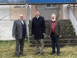 (v. l. n. r.) Erster Bürgermeister des Marktes Ergoldsbach Ludwig Robold, Bezirkstagspräsident Dr. Olaf Heinrich, Vorsitzender des Goldbach Museum e. V., Ludwig Kunert 