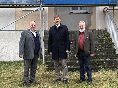 (v. l. n. r.) Erster Bürgermeister des Marktes Ergoldsbach Ludwig Robold, Bezirkstagspräsident Dr. Olaf Heinrich, Vorsitzender des Goldbach Museum e. V., Ludwig Kunert 