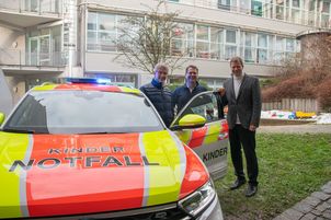  (v.r.) Bezirkstagspräsident Dr. Olaf Heinrich mit dem Chefarzt der Kinderklinik Dritter Orden, Prof. Dr. Matthias Keller, sowie dem leitenden Oberarzt, Dr. Salvador Navarro-Psihas, der meist am Steuer des Notfallfahrzeugs sitzt. 