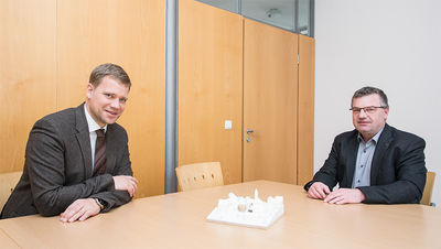 Bürgermeister Alois Wildfeuer zeigte Bezirkstagspräsident Dr. Olaf Heinrich (l.) das Modell des neuen Gemeindezentrums.