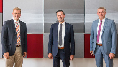 Begrüßten den neuen operativen Werkleiter herzlich. Von links: Bezirkstagspräsident Dr. Olaf Heinrich, neuer Werkleiter Christian Kampelsberger, strategischer Geschäftsführer Franz Altmannsperger.