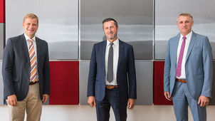 Begrüßten den neuen operativen Werkleiter herzlich. Von links: Bezirkstagspräsident Dr. Olaf Heinrich, neuer Werkleiter Christian Kampelsberger, strategischer Geschäftsführer Franz Altmannsperger.
