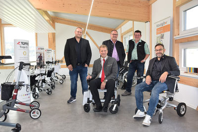 Viele innovative Lösungen für Menschen mit Beeinträchtigung kann man bei der Firma Tremmel in Patersdorf ausprobieren, so auch Bezirkstagspräsident Dr. Olaf Heinrich (sitzend l.), der von Geschäftsführer Werner Tremmel (r.) und Marco Tremmel (l.) durch die Räumlichkeiten geführt wurde; mit dabei auch Bürgermeister Adolf Muhr und Gemeinderat Stefan Hacker. 