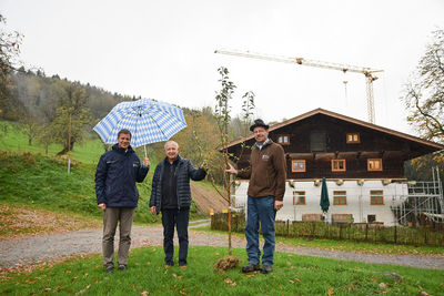 Bezirkstagspräsident Dr. Olaf Heinrich (l.), Karl Hacker (m.) und Hans Göding (r.), der als Leiter des Lehr- und Beispielbetriebs in Deutenkofen einen neuen Apfelbaum im Gepäck hatte. 