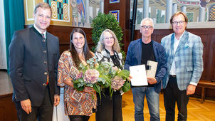 (v.l.) Bezirkstagspräsident Dr. Olaf Heinrich, Sarah Höchstetter, Geschäftsführerin Bild-Werk Frauenau e. V., Katharina Eisch-Angus und Heinz Fischer vom Vorstand Bild-Werk Frauenau, Bezirkstagsvizepräsident Dr. Thomas Pröckl
