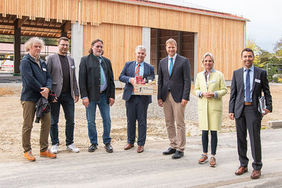 v. l.: Die Bezirksräte Markus Scheuermann und Michael Deller, Thomas Schneidawind, Leiter des Agrarbildungszentrums, Hubert Bittlmayer, Amtschef am Landwirtschaftsministerium, Bezirkstagspräsident Dr. Heinrich, Bezirksrätin Cornelia Wasner-Sommer, und Robert Ragner vom Baureferat