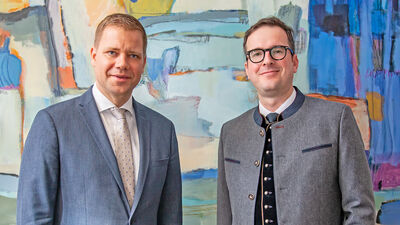 Bezirkstagspräsident Dr. Olaf Heinrich empfing den neuen Bezirksheimatpfleger Dr. Clemens Knobling (r.) zu einem ersten Gespräch.